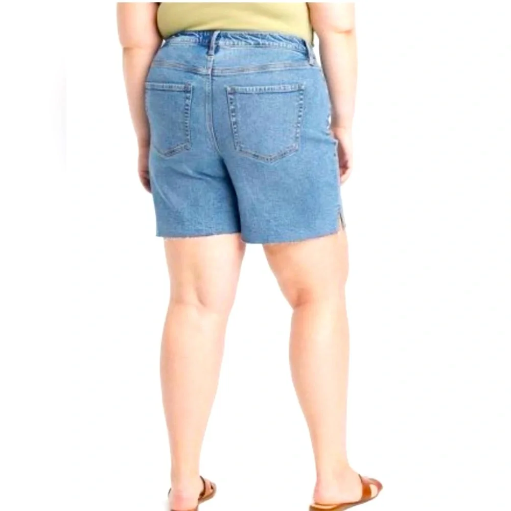 - NEW Ava & Viv Relaxed Bermuda high rise light wash shorts sz 22